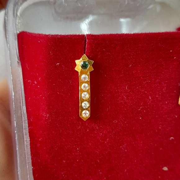 Beautiful new flower desine studs - Picture 3 of 16